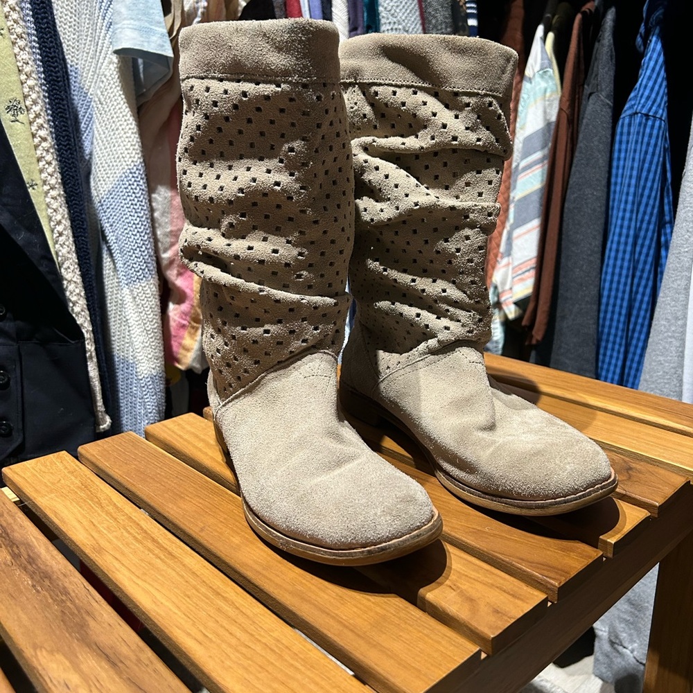 TOMS Light Brown Suede Mid Boots - Size 7 - Good Condition